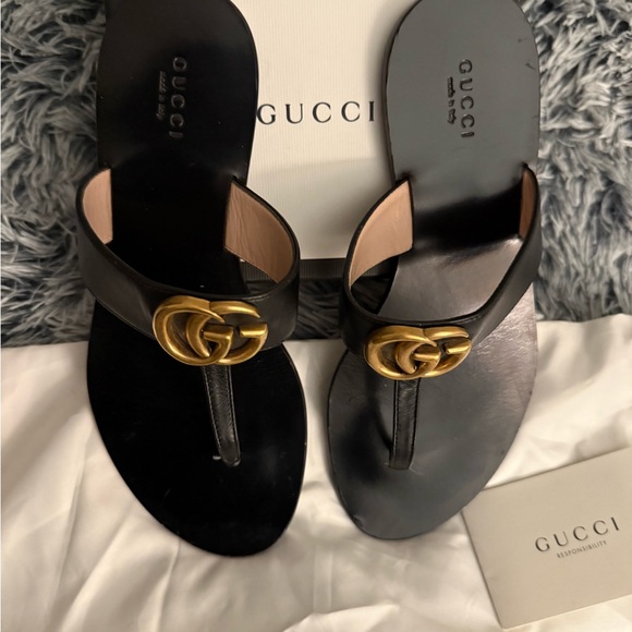 Gucci Black Leather Sandals with Gold Emblem - Picture 2 of 16
